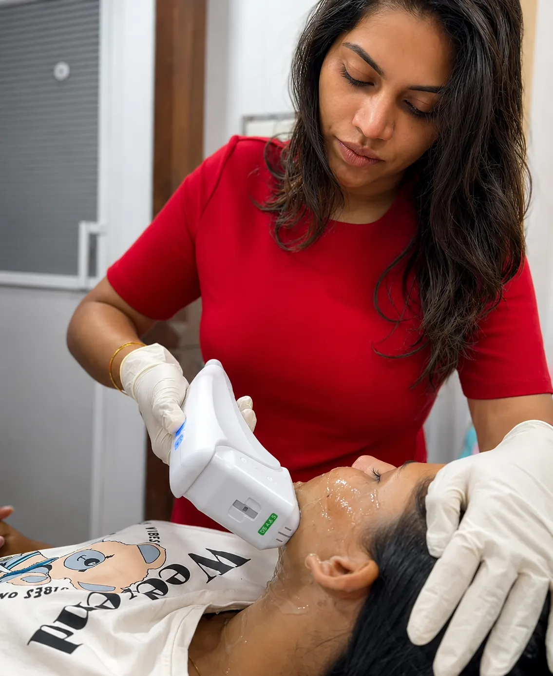 HIFU treatment being administered at Luxskin